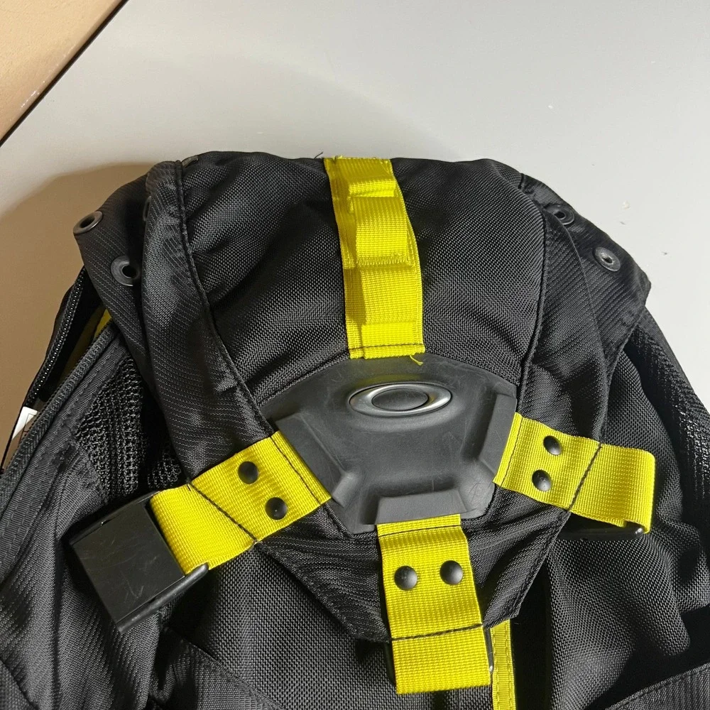 Oakley Kitchen Sink Backpack Black Yellow Laptop Compartment 92060-001